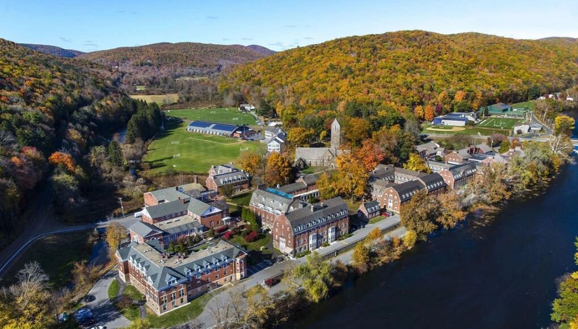 位于康州的肯特小镇的山上,阿巴拉契亚山间小道与豪萨托尼河之间,距离