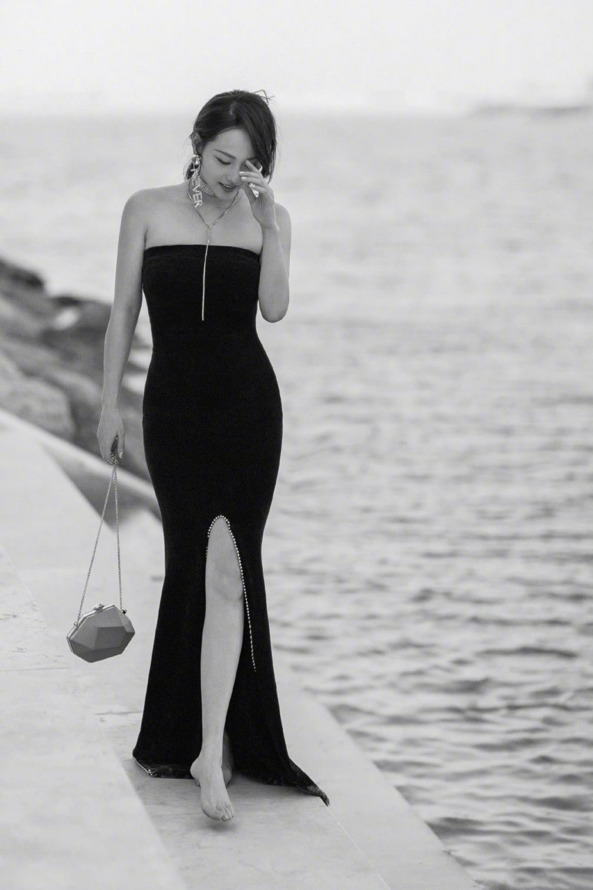 1777 图是张嘉倪泳装大片