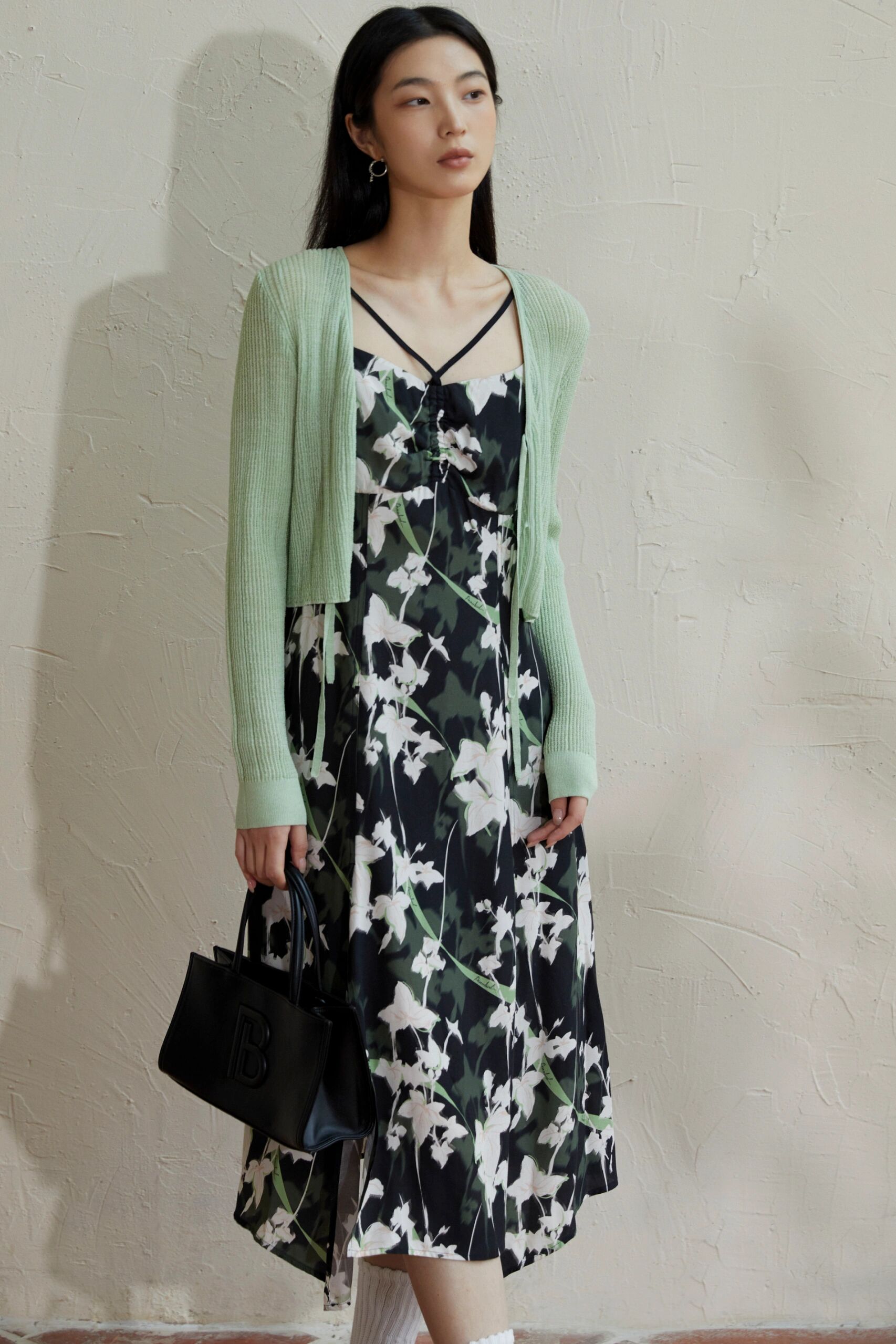 太平鸟女装 peacebird一衣多搭指南 73印花随吊带裙的飘逸裙摆蔓延