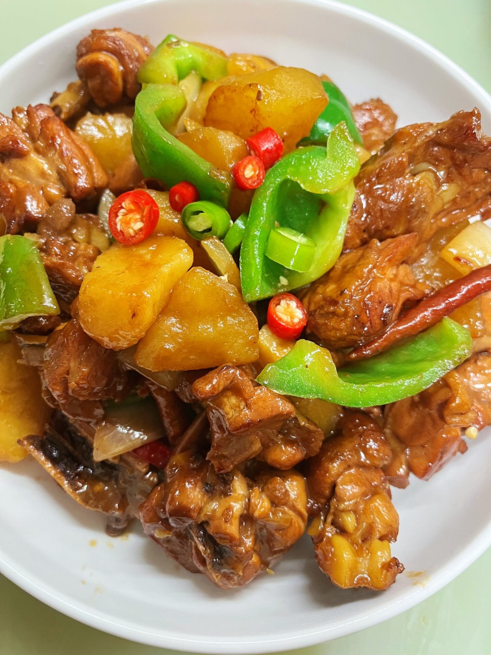 新疆大盘鸡的做法步骤视频=新疆大盘鸡做法,色彩鲜艳,简单美味