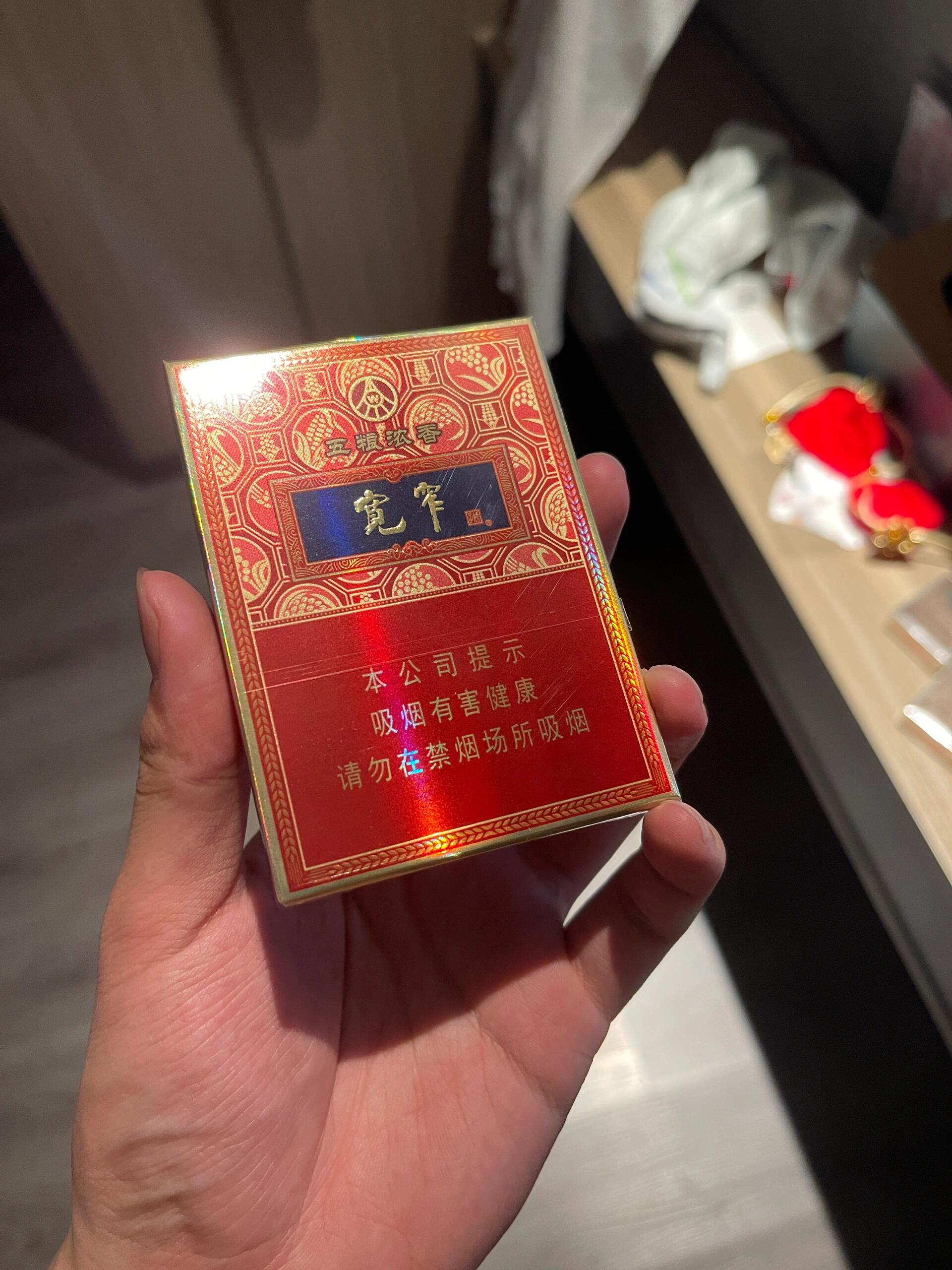 宽窄五粮浓香 翻盖的盒子,喜欢在点火之前把爆珠捏掉吸一口酒香,在