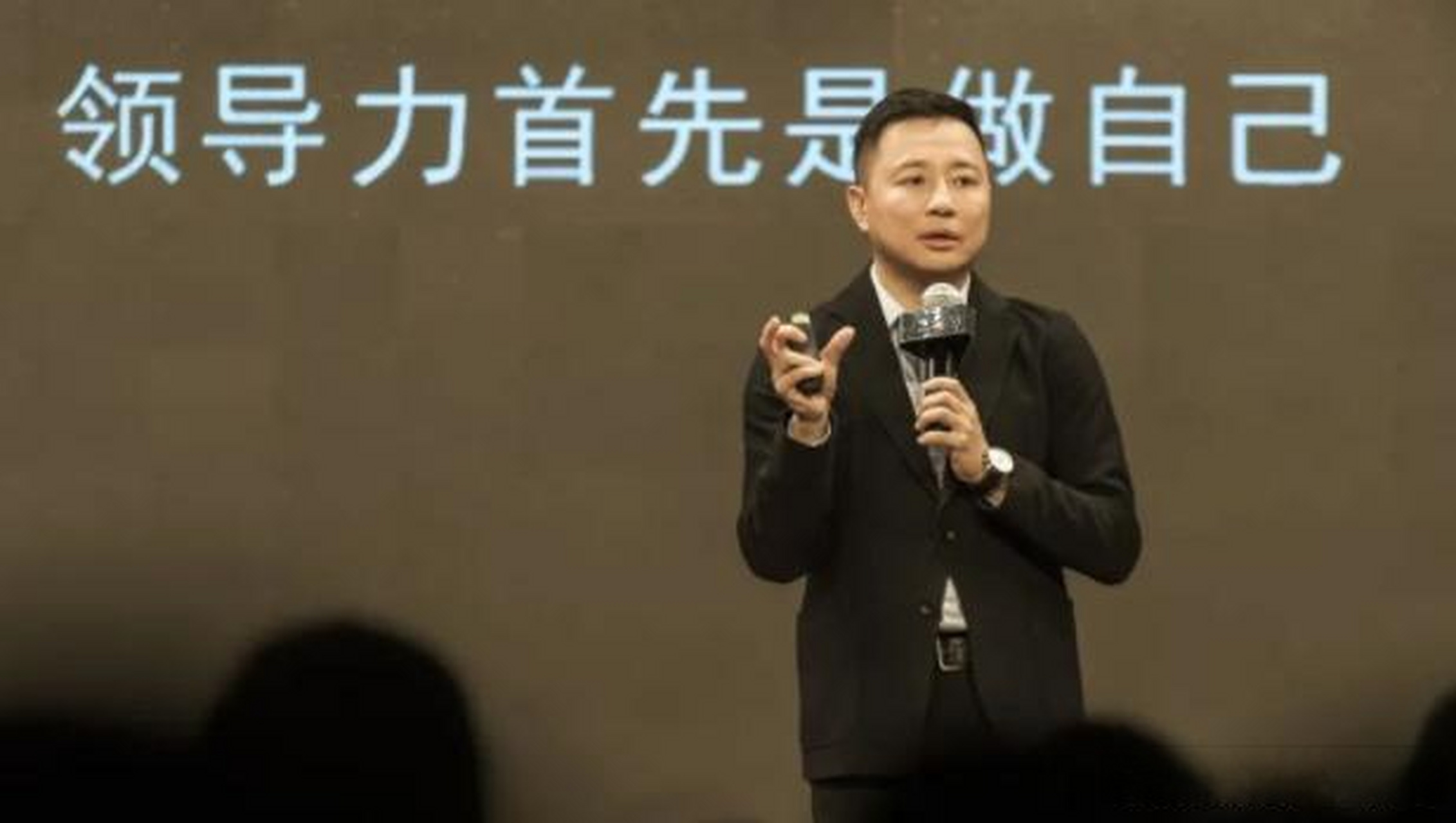 周航,易到用车的创始人,他曾对自己的创业历程进行反思,并总结说,"