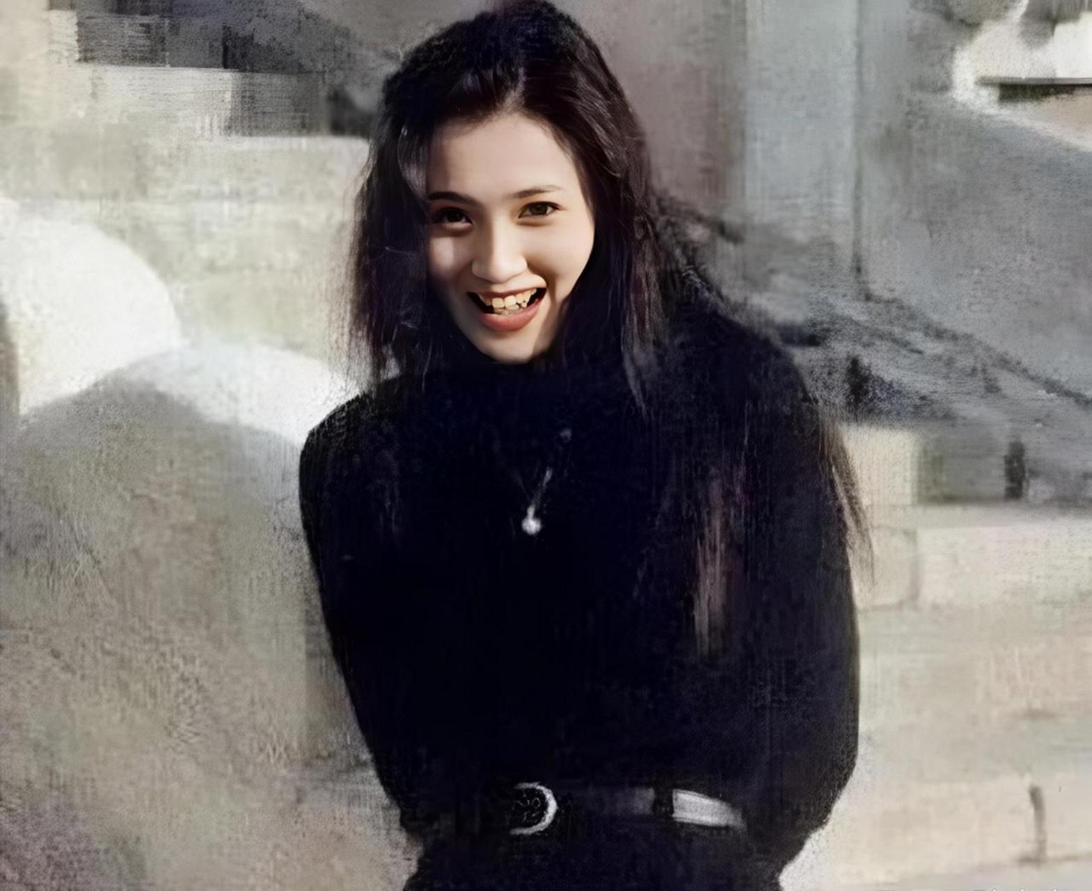 【老照片】她叫白雪,是东北黑老大"乔四"的女朋友.