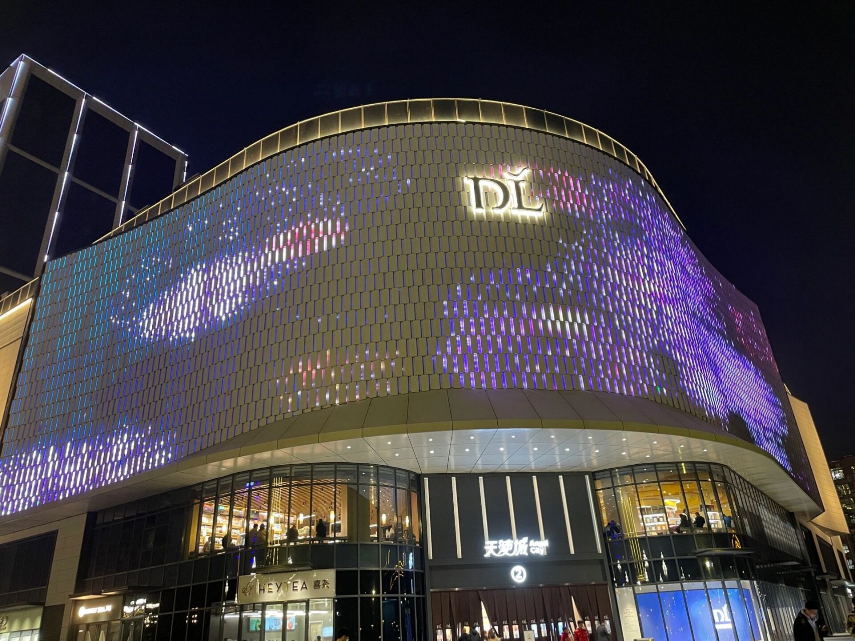 胖东来打卡 打卡胖东来时代广场和天使城时代广场:人比较多天使城