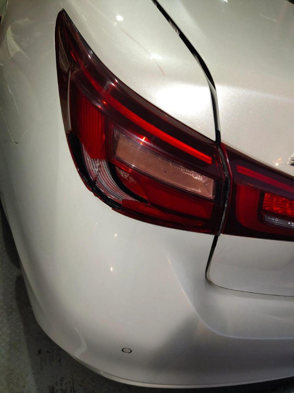 尼桑英菲尼迪q50l后尾灯拆装.