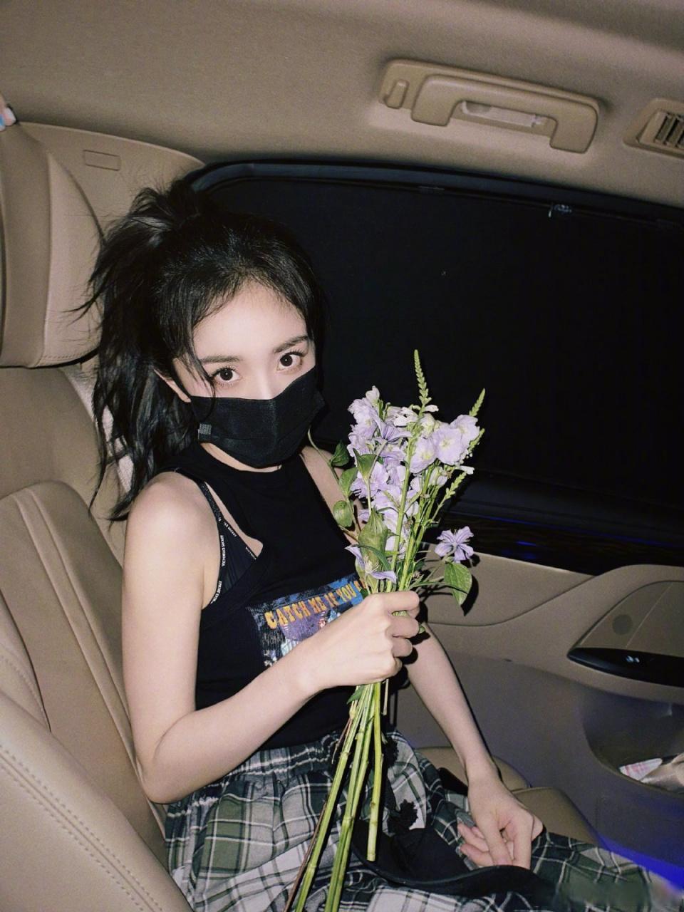 杨幂车内抱花随拍# #杨幂的图好适合当头像#  杨幂端午节营业照懒了
