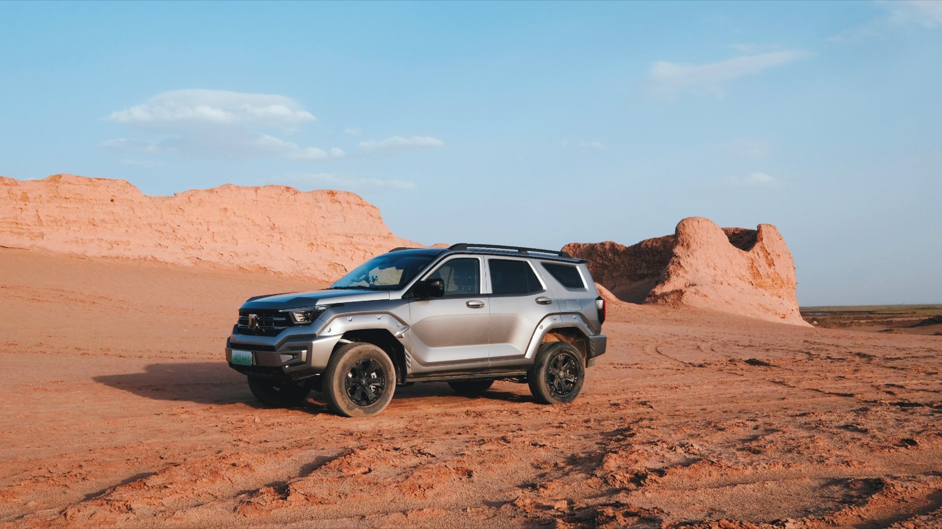 我始终认为带大梁是硬核越野车的必要条件,因为越野车真实的使用场景