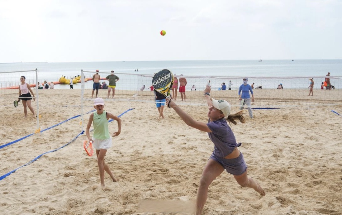 【"三亚杯"沙滩网球赛挥拍开赛 】11月7日,2024年第二届"三亚杯"网球