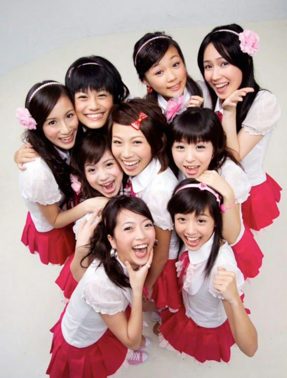 昔日黑涩会美眉的成员丫头参加何超莲和窦骁的婚礼.