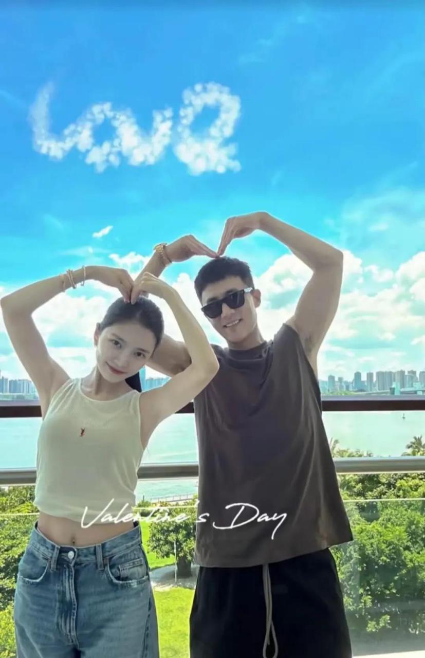 杜淳两口子七夕晒合照秀恩爱,两人对着镜头比心,男帅女靓,超养眼!