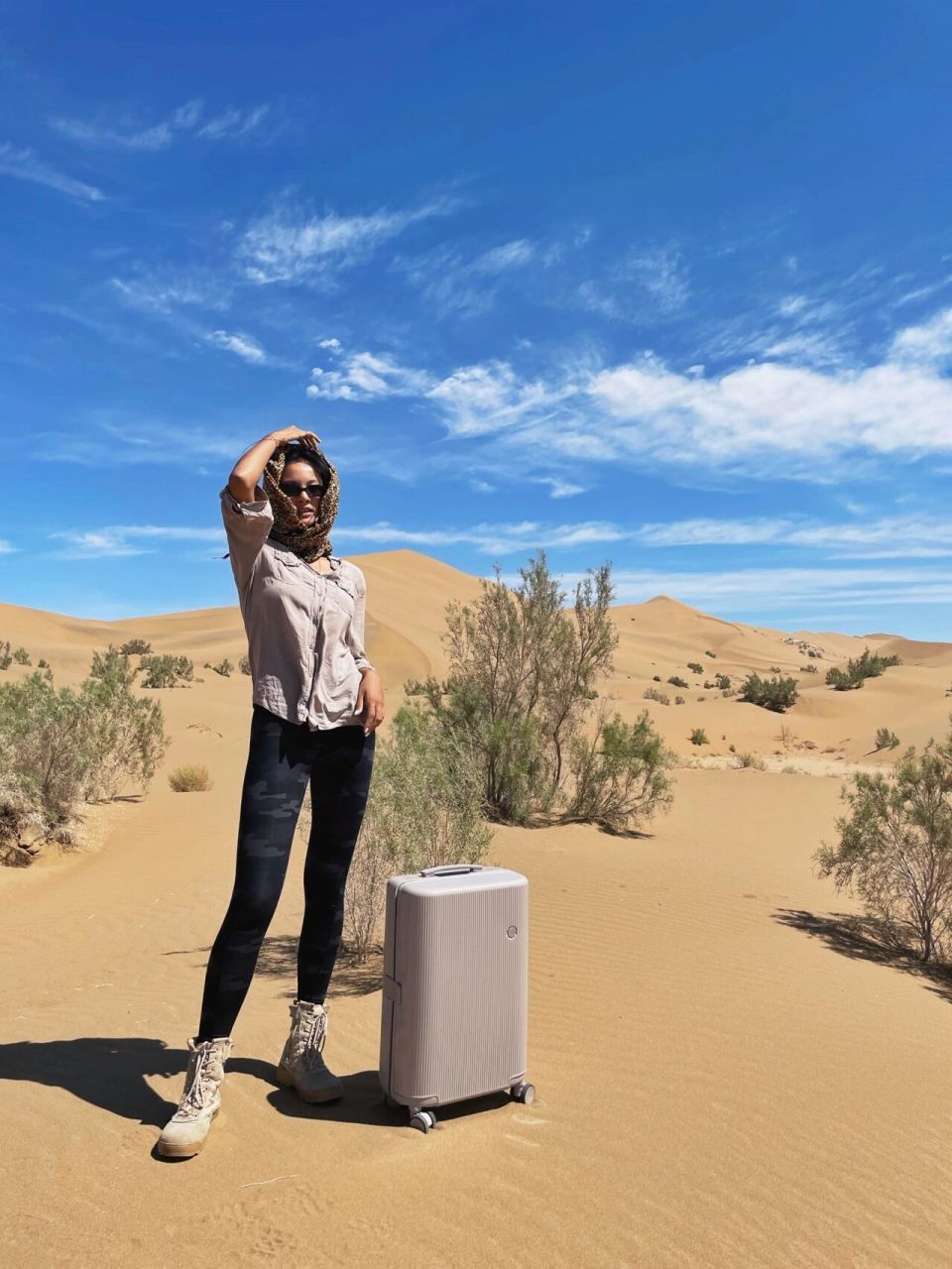 沙漠拍照穿搭/别再穿彩色了,大地色才是yyds 照片里那些沙漠中飘扬的