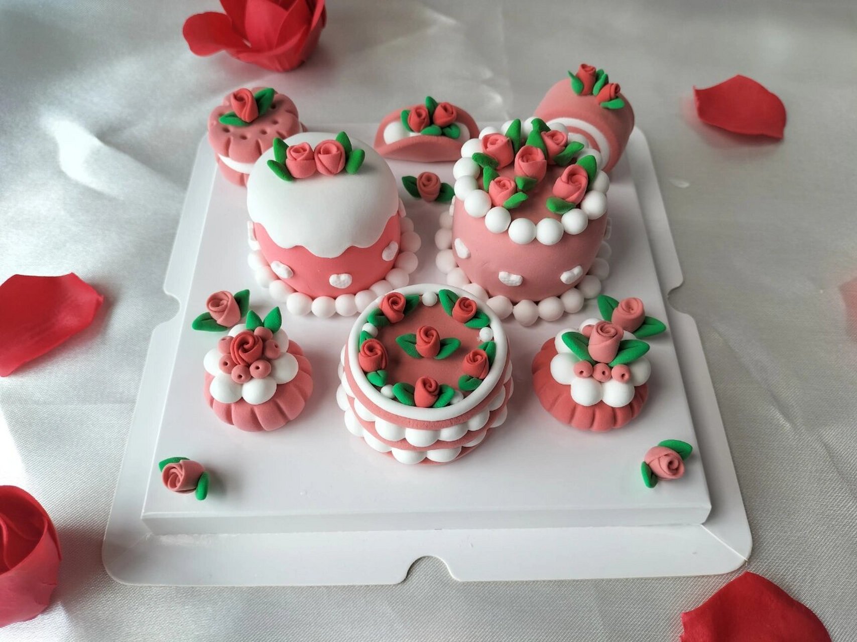 【玫瑰花园】蔷薇粉手工轻粘土甜点作品 作品主题:【玫瑰花园】 2022