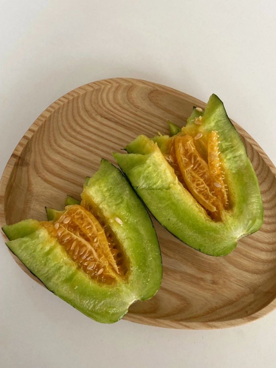 这个瓜超市里叫玻璃翠,其实就是博洋9号甜瓜,除了花皮外表,其他都和