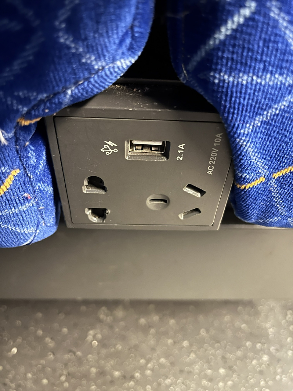 复兴号二等座的充电口,设计真的反人类 更新一个今天乘坐复兴号的充电