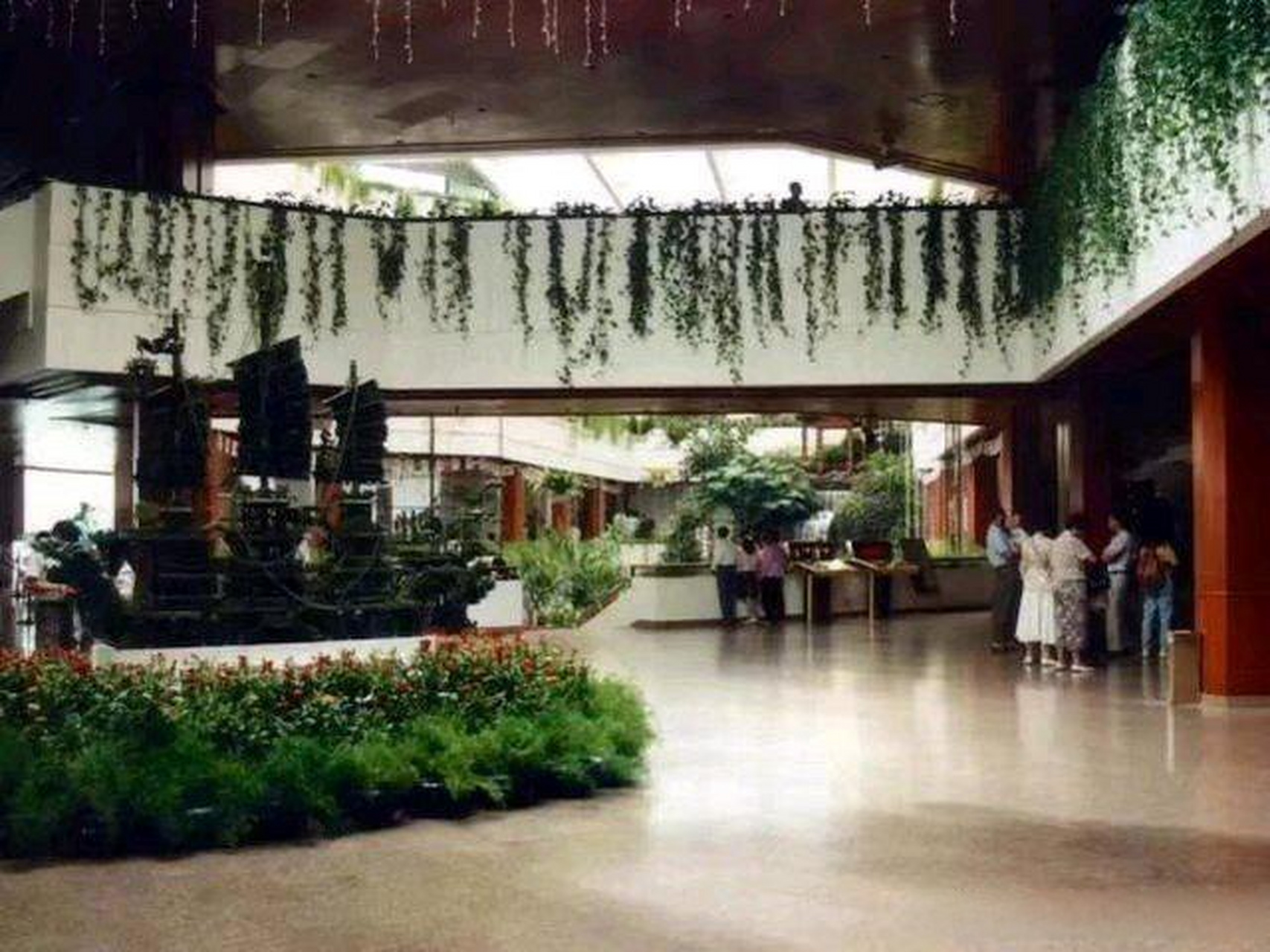老照片:1991年,广州白天鹅宾馆内景.
