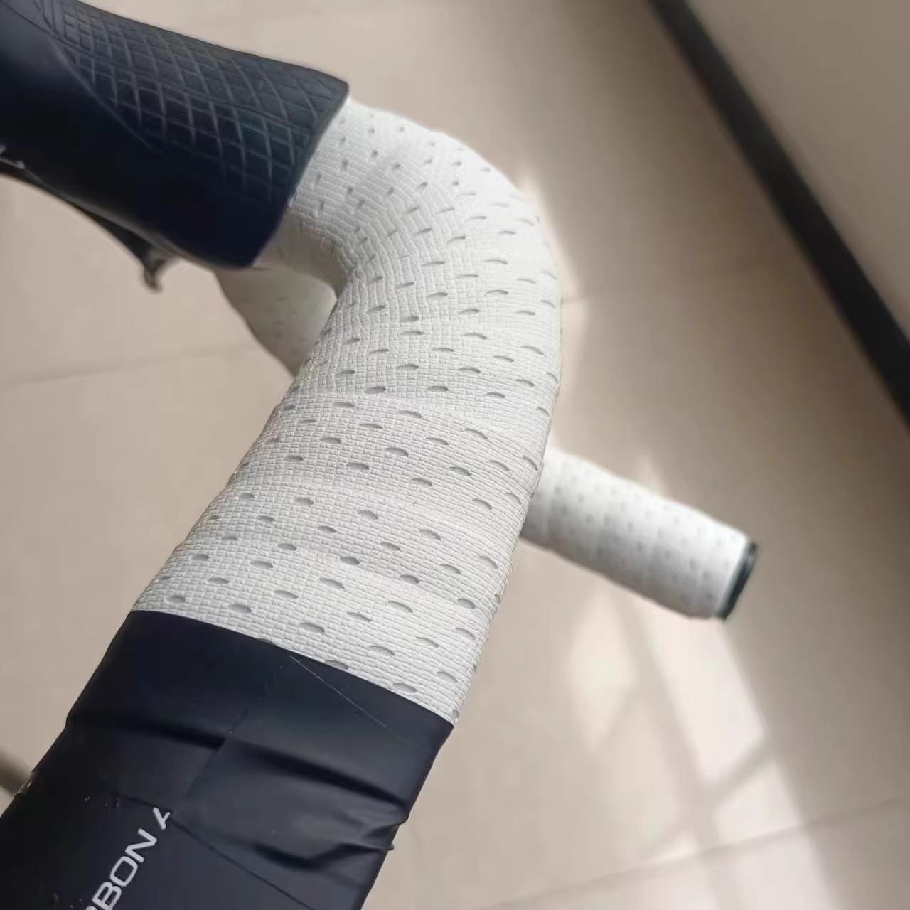 自行车把带是安装在自行车把手处的一种配件,通常由各种材料制成,如