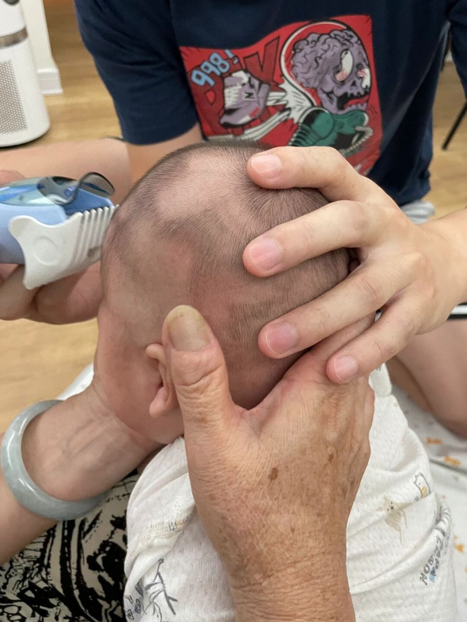 老一辈还坚持着"满月头"的风俗 宝宝刚满月就说要剃光头,还说要把眉毛