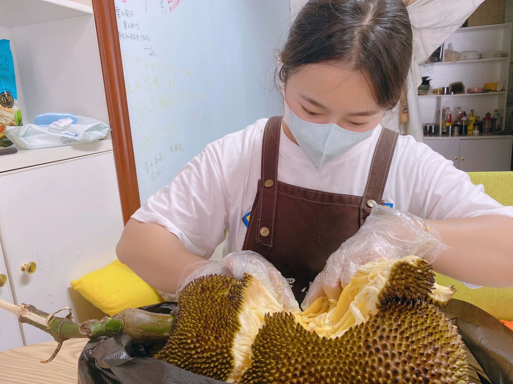 手剥油包菠萝蜜! 买不到水果吃 那就吃点菠萝蜜 油包 甜腻腻