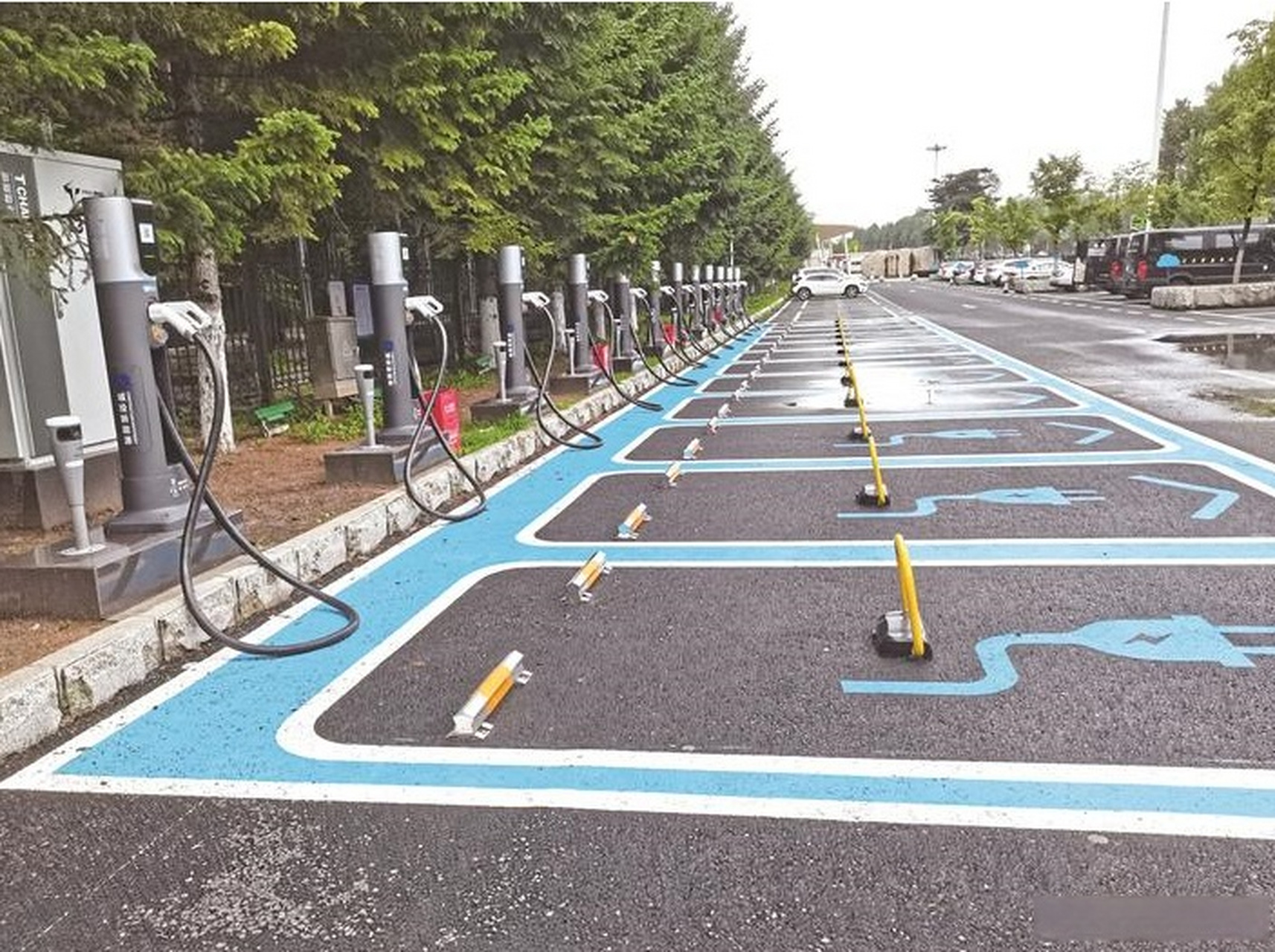 今年,长春市将新建3000个充电桩,目前,长春世界雕塑园西门停车场内的