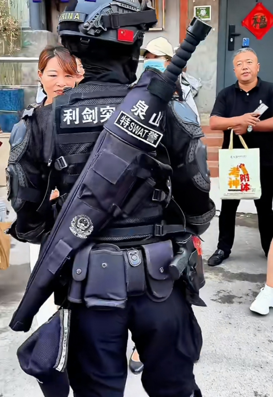 背着"大宝剑"的内地特警,这装备看着很有安全感.