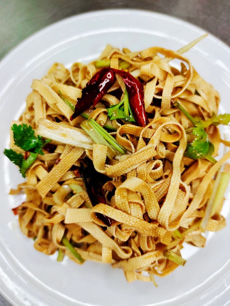 家常凉菜炝拌干豆腐丝清香爽口好滋味 炝拌干豆腐丝是东北的经典凉拌