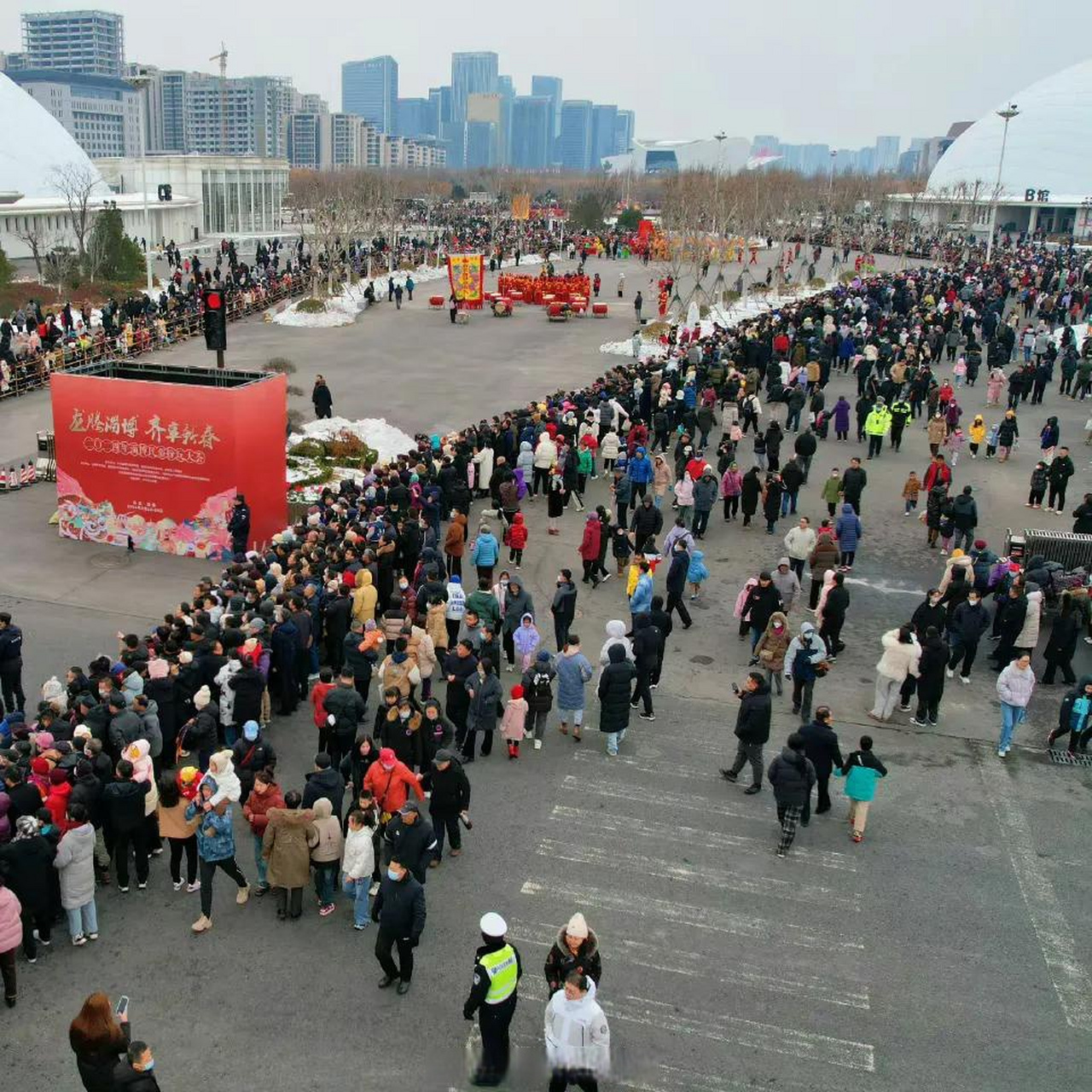 现场人太多了,很热闹 活动举办的很成功,你去现场看表演了吗?