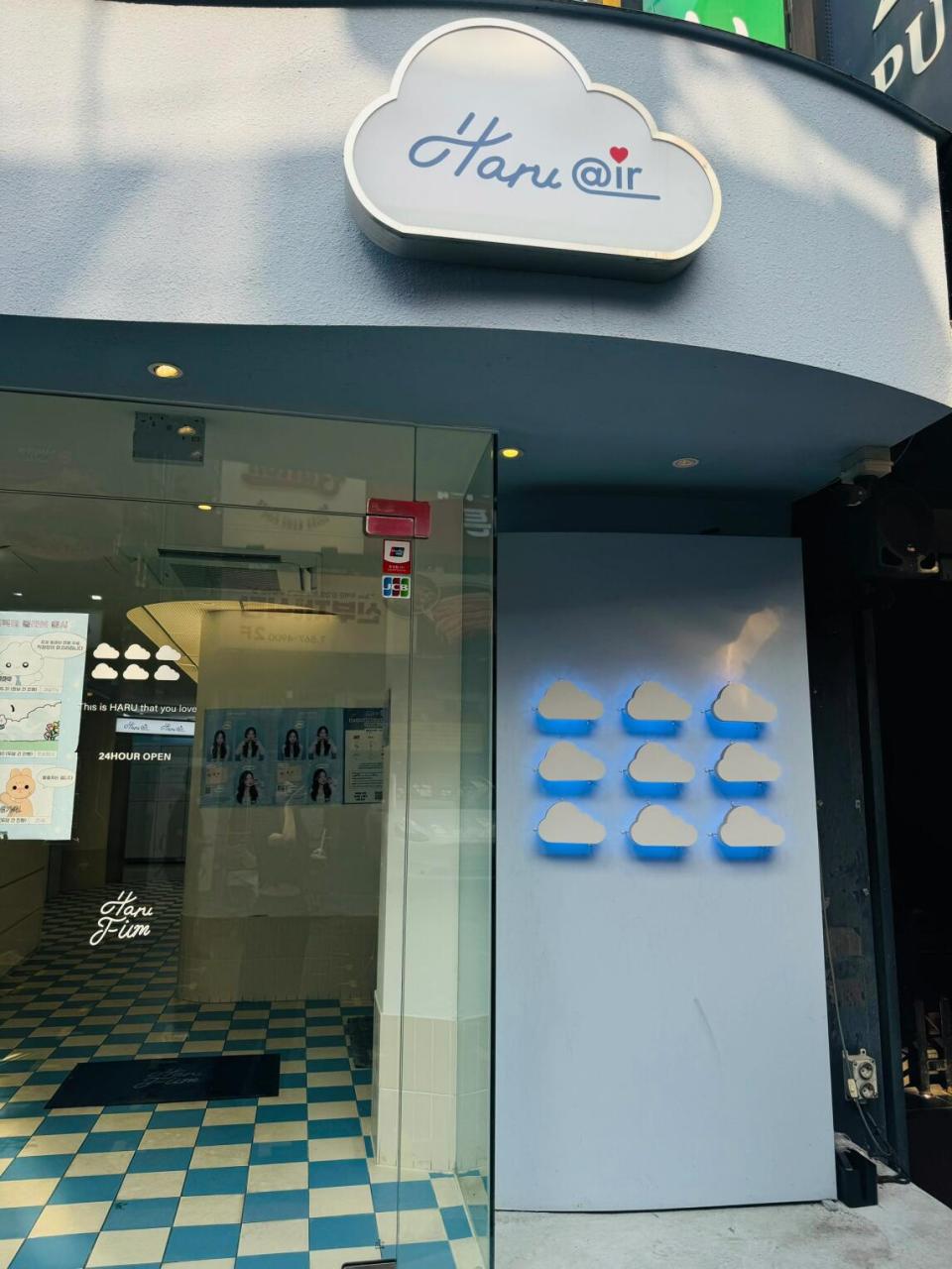 标题党一下嘻嘻 江南站附近开了一家特别大的自拍馆 比起别的店多了