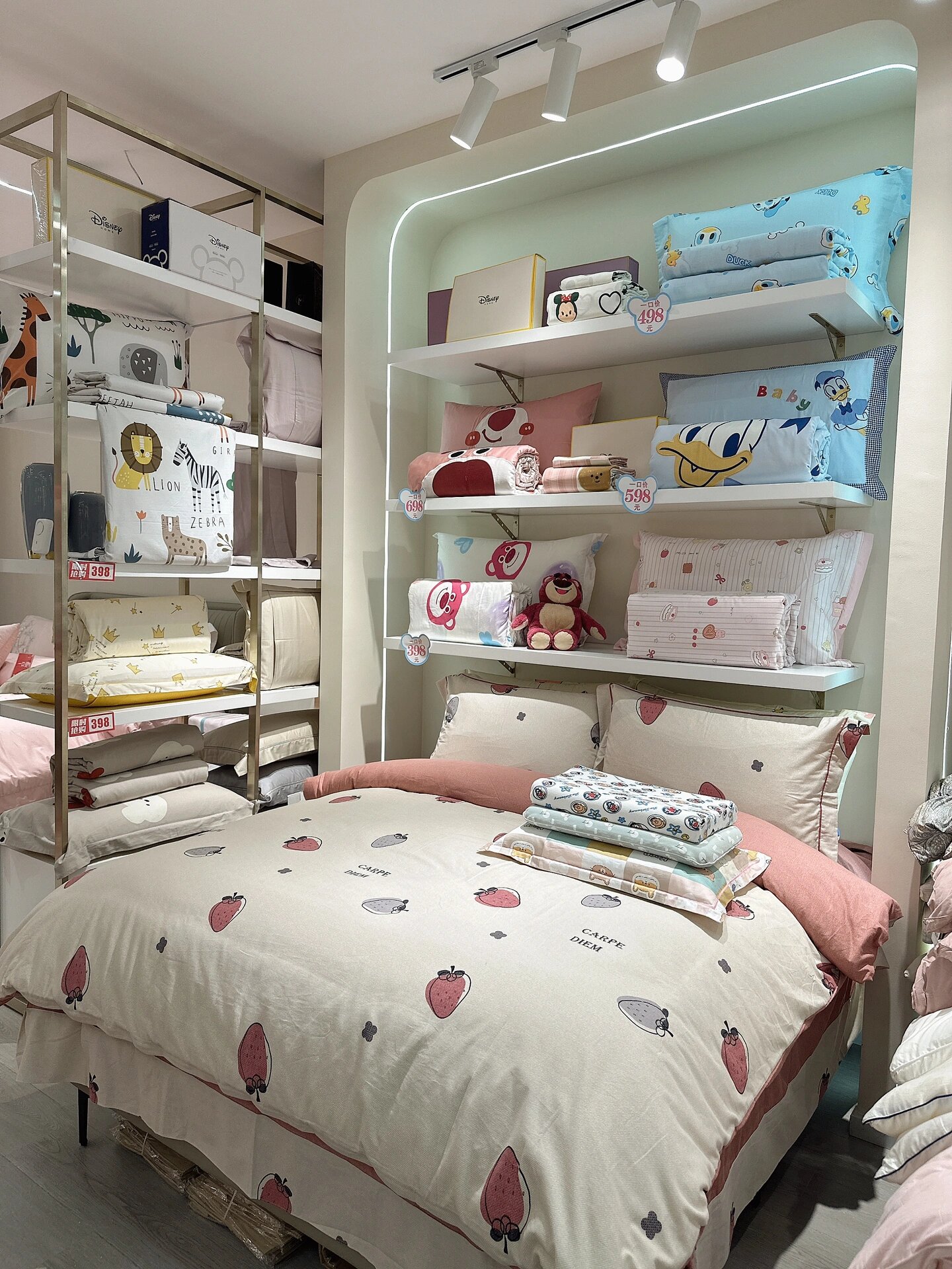 分享一波家纺店陈列 最近终于理顺了,有时候调整完陈列真的好有成就感