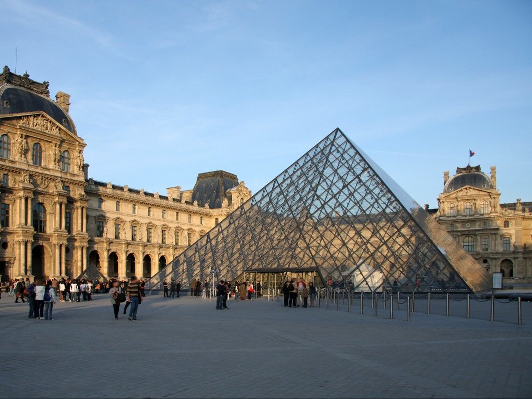 华裔设计师贝聿铭与卢浮宫金字塔的传奇故事 骄傲的法国人为什么会