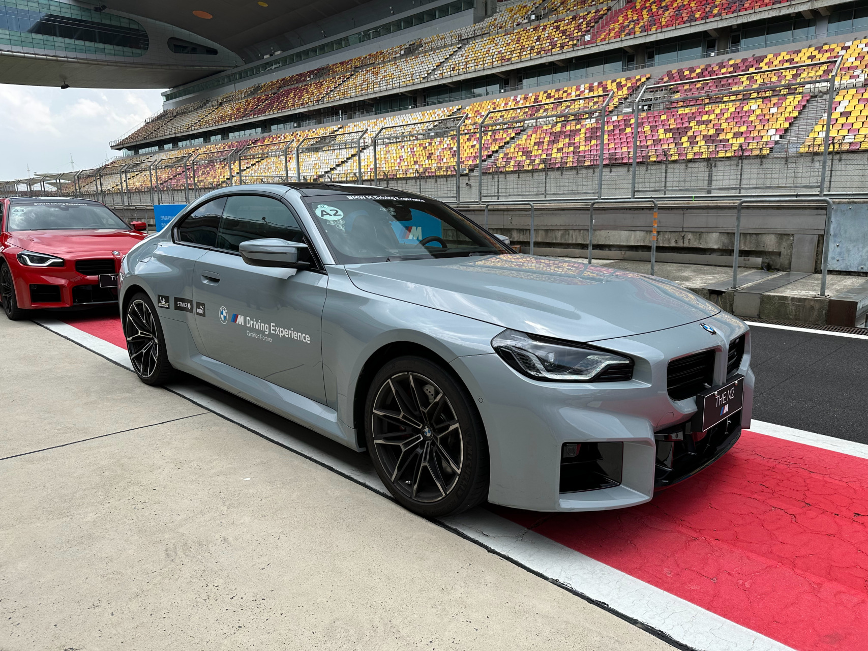 今天在上赛开自己的车,看了一下,m2还是布鲁克林灰好看.