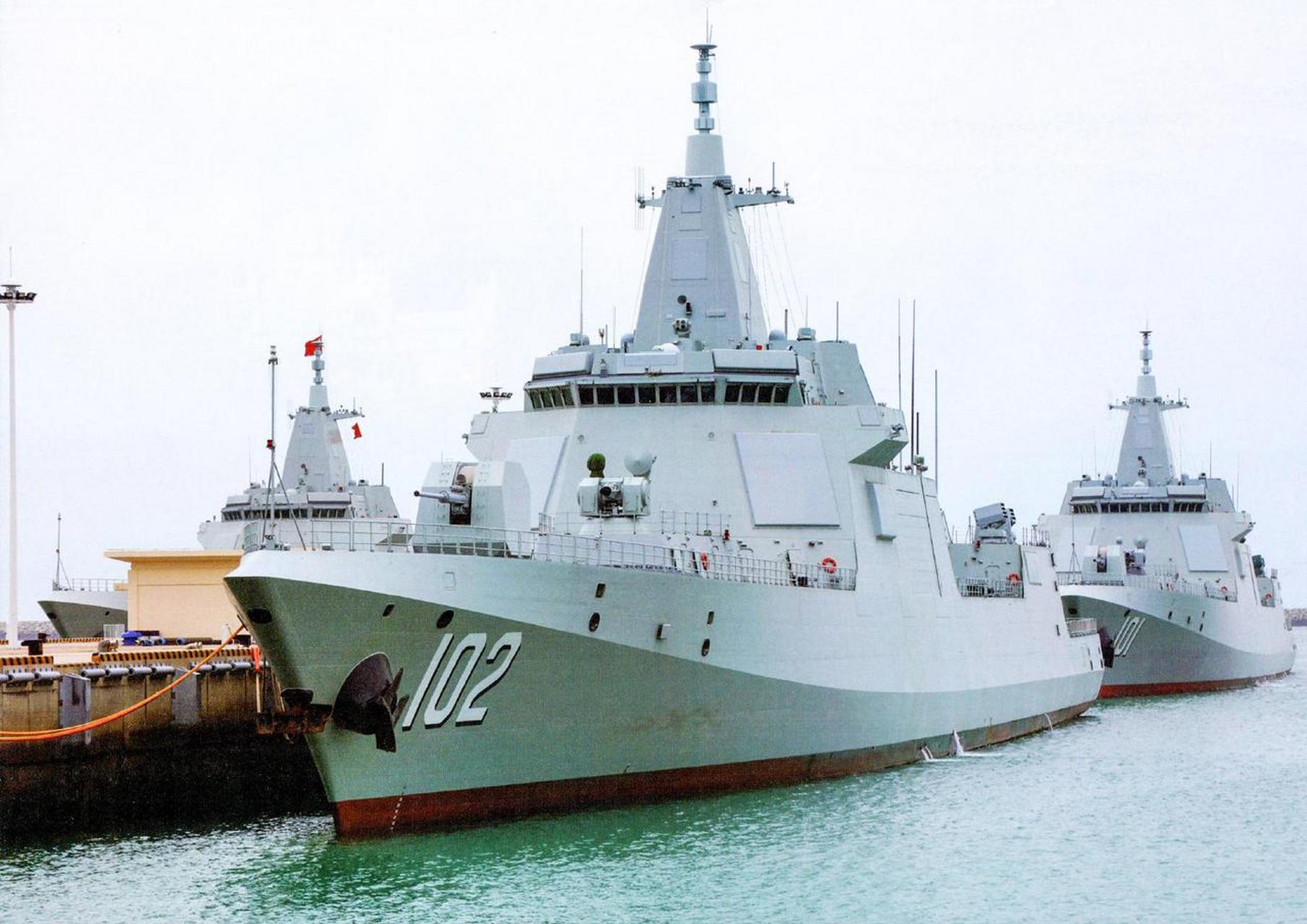 以往只觉得这一体化桅杆隐身和简洁干脆,多看看还挺霸气的,通信,导航