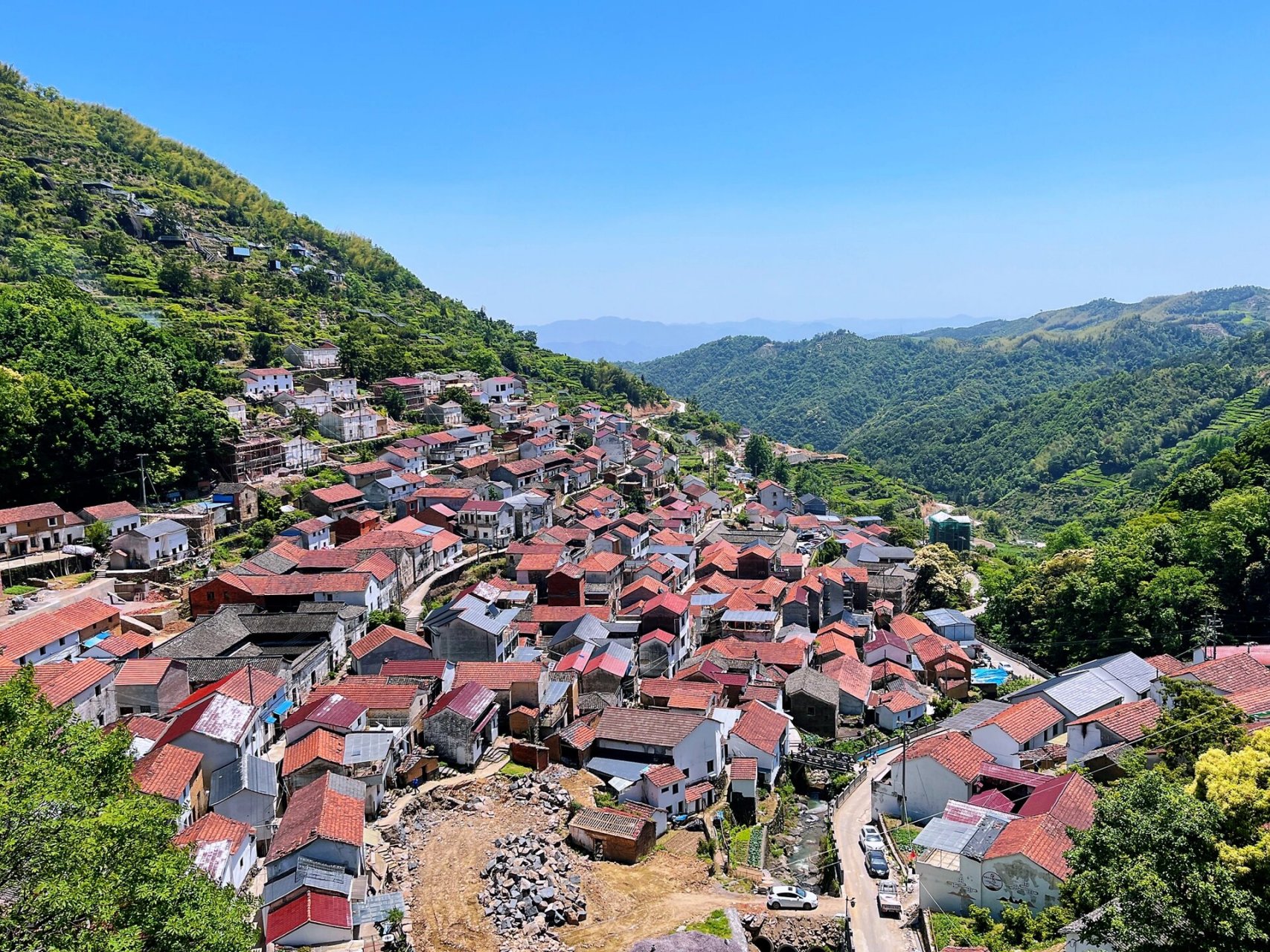 浙江的色达 |嵊州市小昆村           	 嵊州市小昆村地处海拔500米的