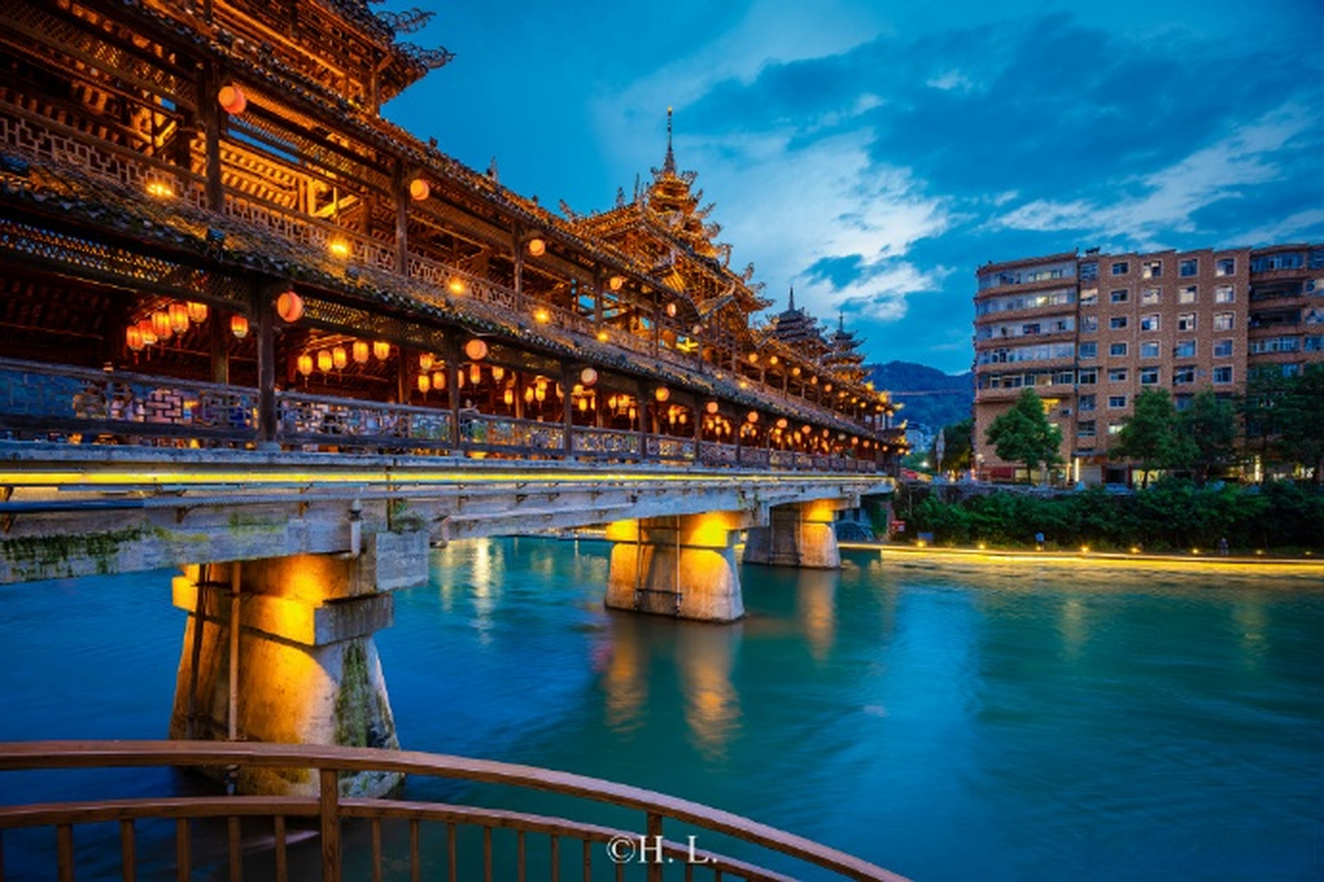 宣恩县城碧清的贡水很漂亮,入夜以后贡水两岸就更美了.