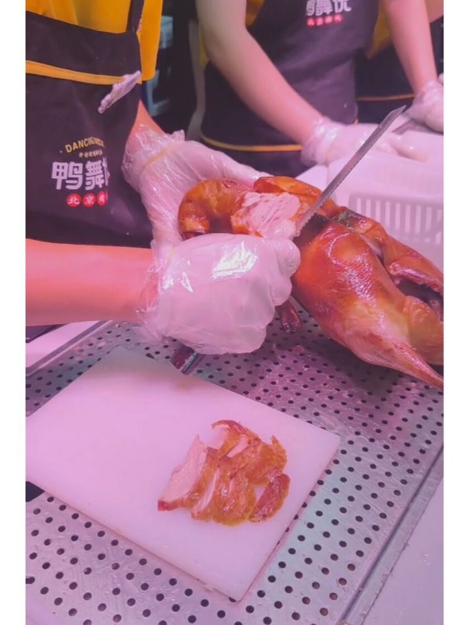 烤鸭对刀法有什么要求 片鸭片的好,不仅摆盘时造型更美观,而且口味更