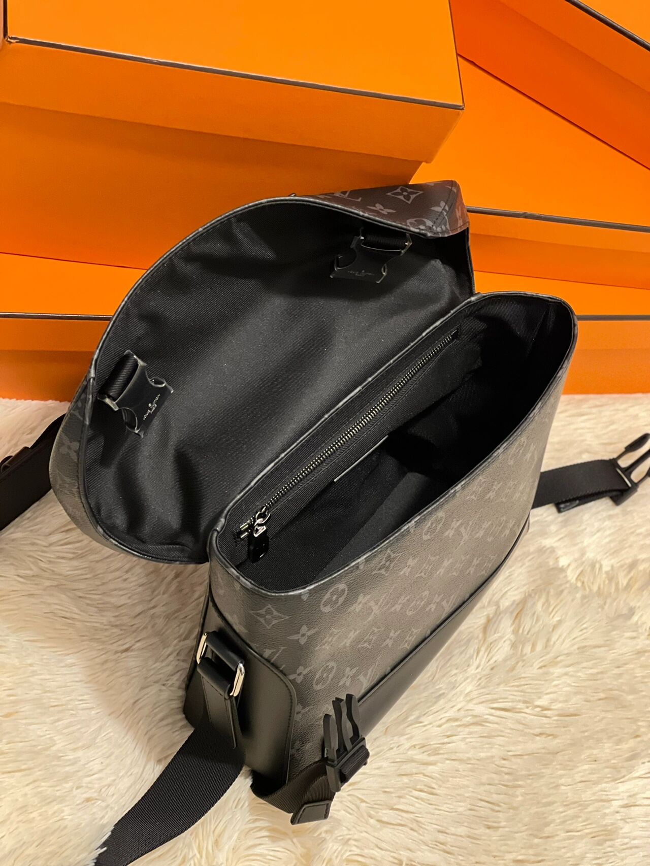 lv 男士邮差包 黑花 男包 lv voyager秀款卖的最好的男款黑花男士邮差