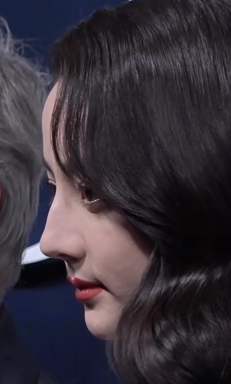 迪丽热巴这个鼻子真的很像扑克牌q[捂脸][捂脸]