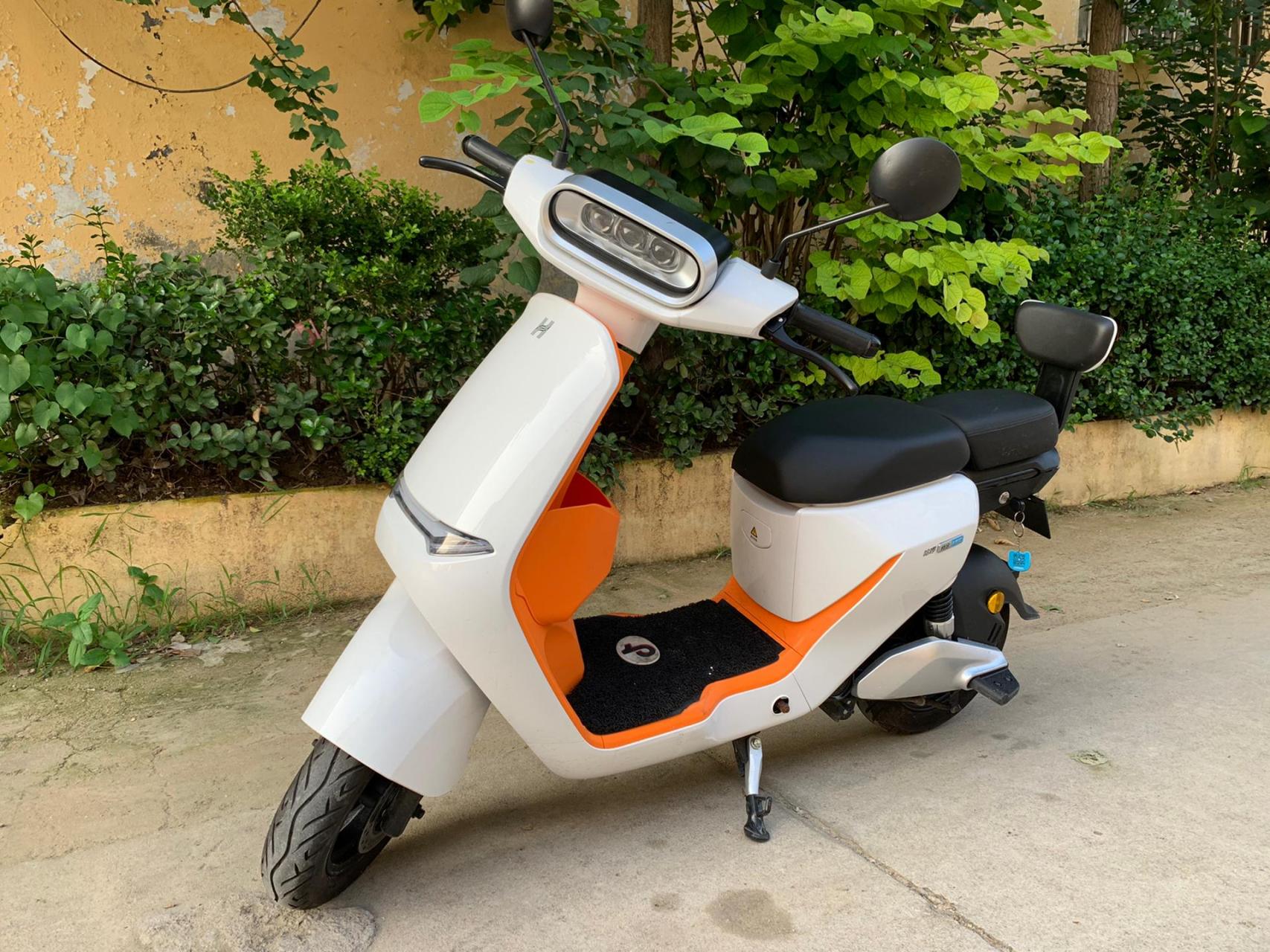 车辆配置很高,手机app遥控开锁,手机无线充电,液晶大屏,前碟后鼓,三方