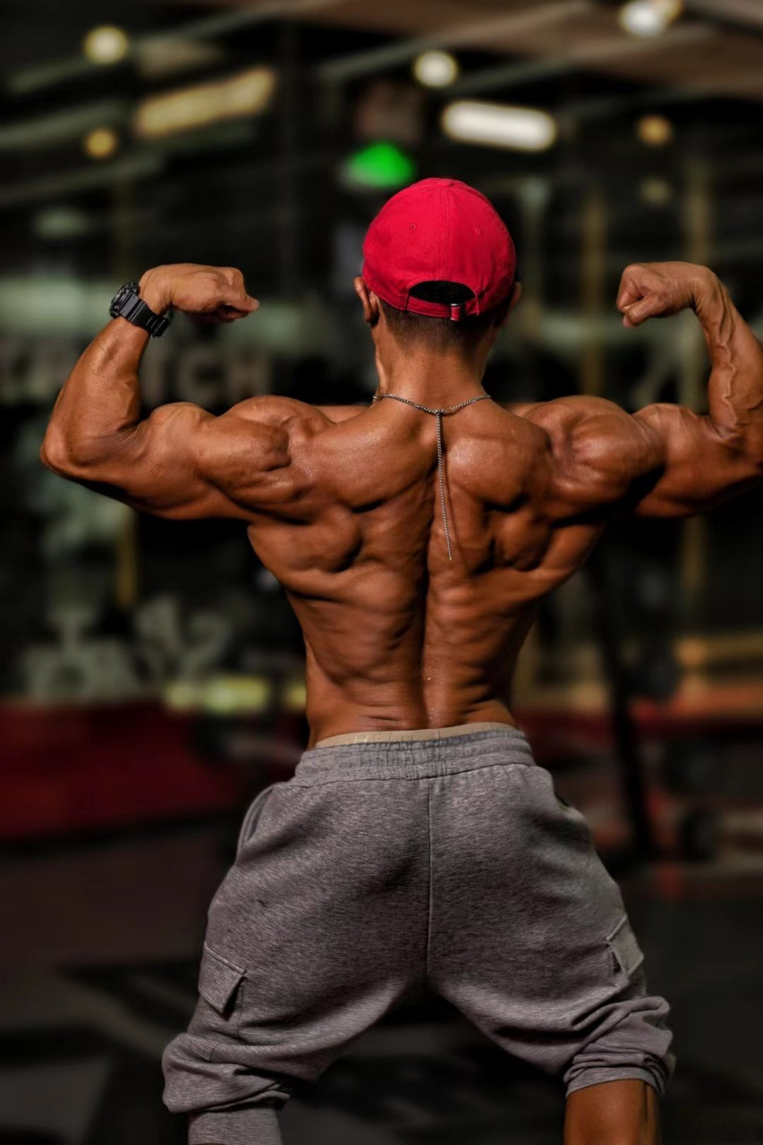 肌肉大叔耍酷起来没有小鲜肉什么事了#肌肉男##肌肉大叔##青筋