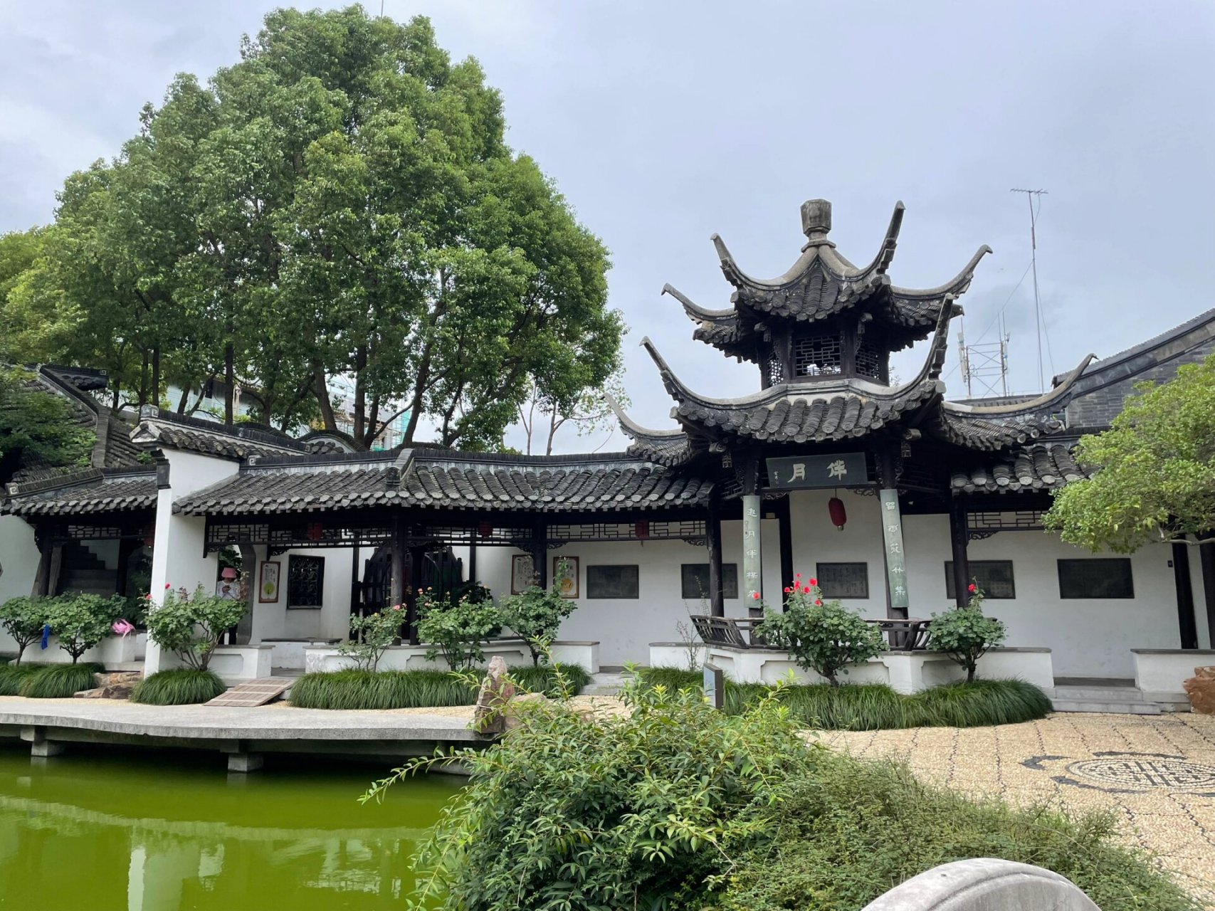 扬州旅游 二分明月楼 二分明月楼是盐商的一个园子,以月亮为元素运用