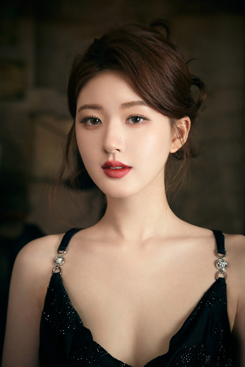 赵露思写真大片:黑色吊带长裙,青春透着优雅,皆是心动的感觉