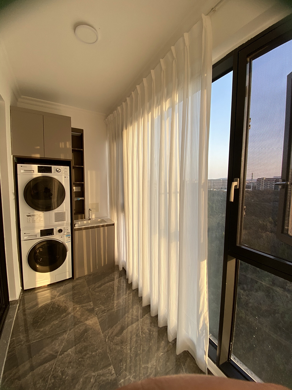 单阳台晾衣方案,又是省钱的一天 房子单阳台,连接客厅,长度4.