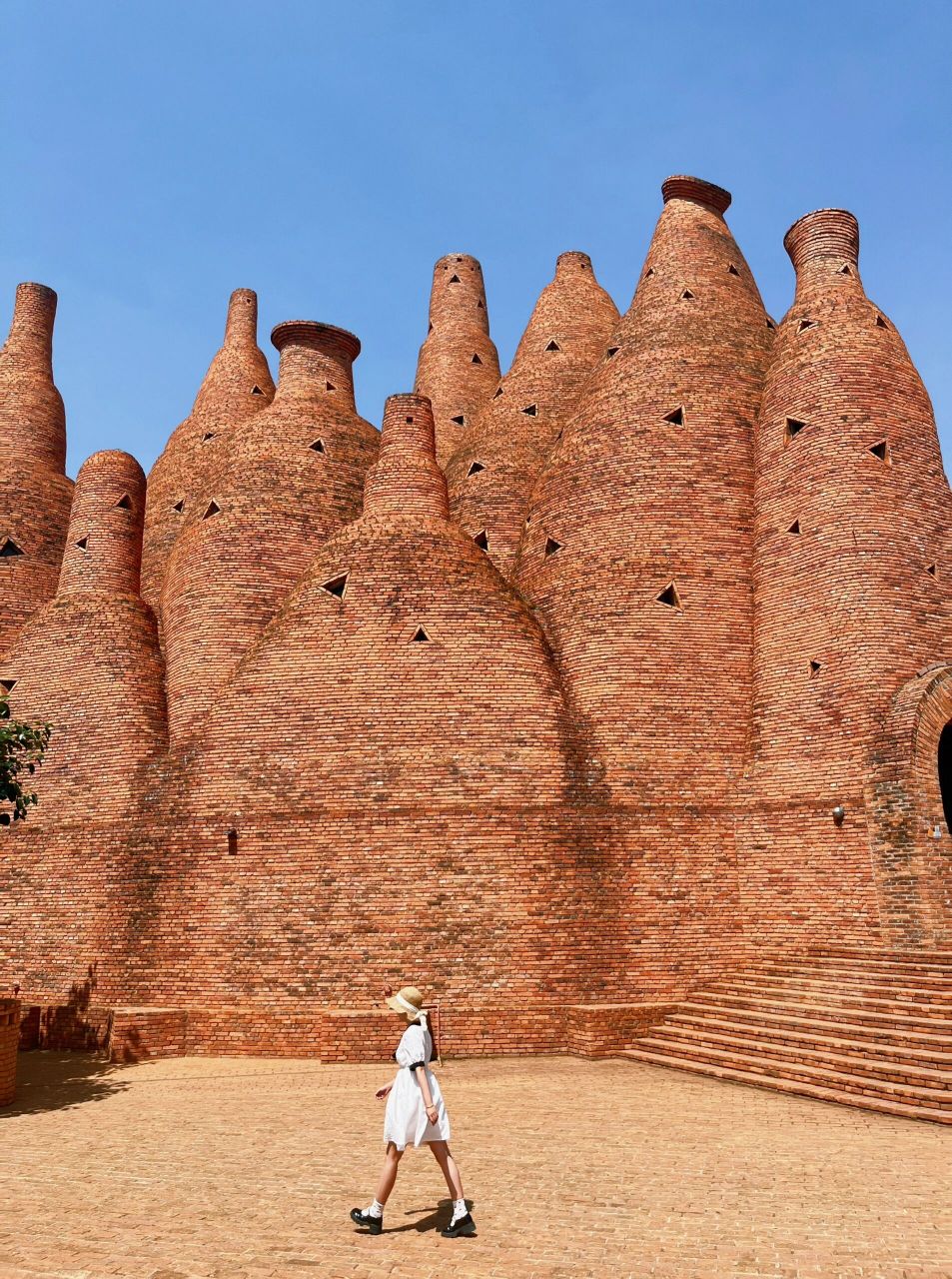 弥勒市东风韵景区(不值得,太不值得了)  1,交通:昆明到弥勒市的高铁站