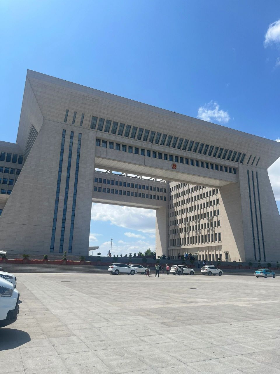 霍尔果斯新国门 霍尔果斯景点第二站: 第六代新国门. 威武庄严壮观.