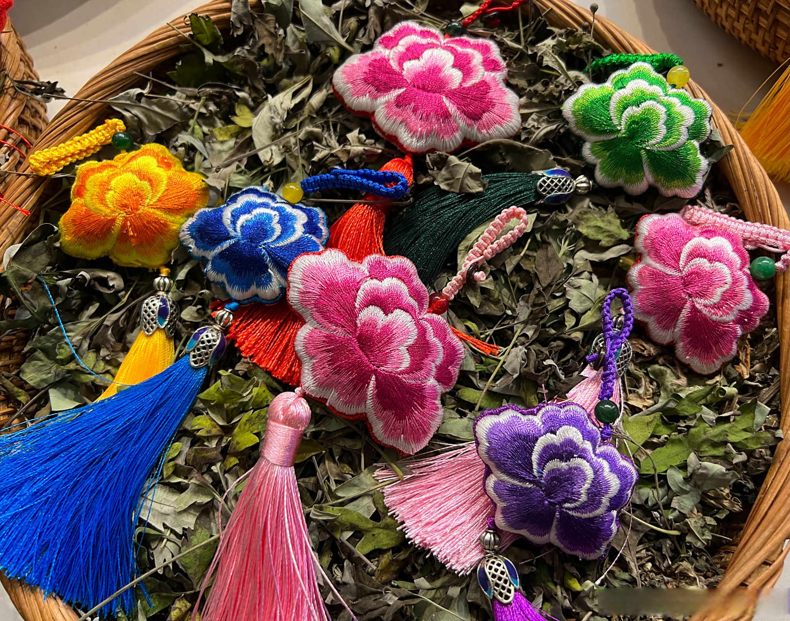 传承千年|郑州非遗-牡丹香包  香包古称香囊,亦称佩帏,容臭,其制作和