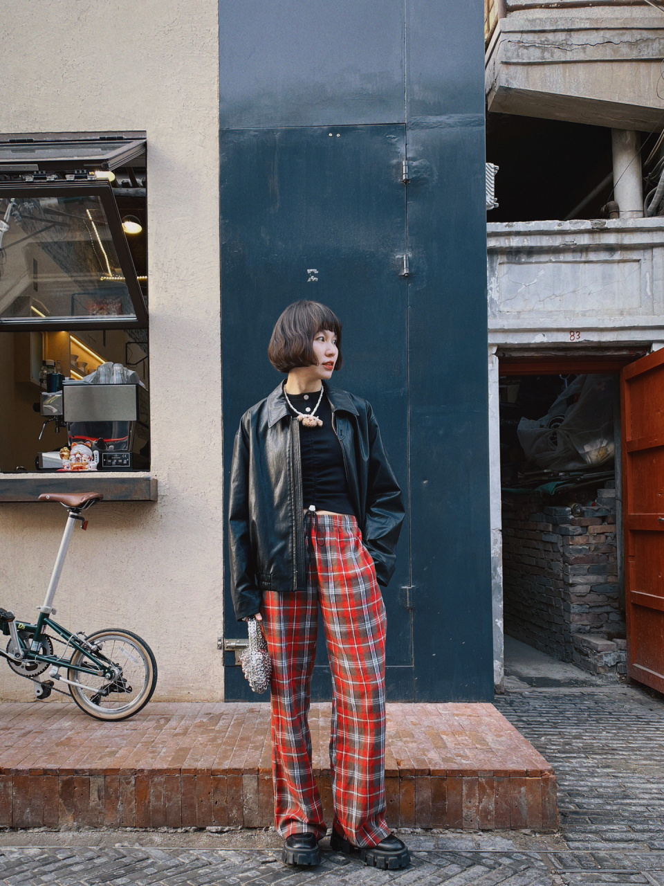 皮衣配格子裤太绝了09 黑色抽绳上衣:爱禾 皮衣:common scents 红色