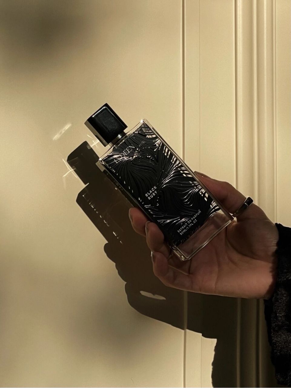 lydeen的black ruby/珍珠磐石 前调辛辣又飒 被风吹过后逐渐温柔 露出