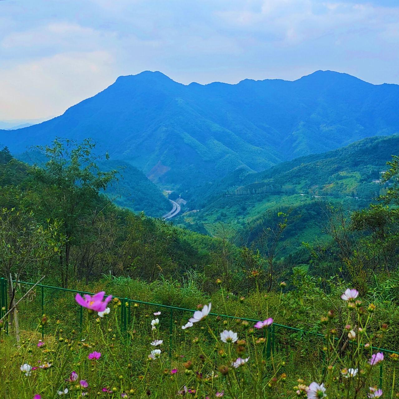 怀玉山最美天路 怀玉山,一个让人心醉的美景,仿佛置身于仙境之中.
