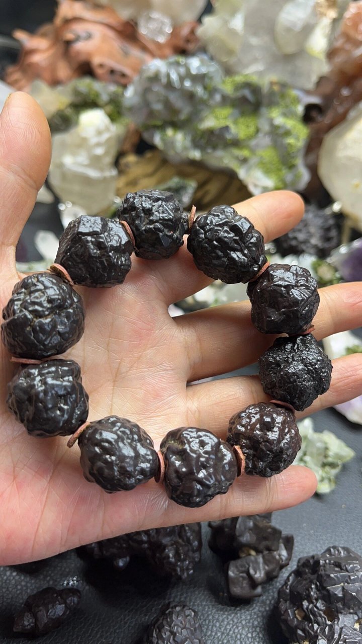 黑金刚预言石天珠手链 埃及沙漠黑金刚是在火山喷发的活跃山地,因沙漠