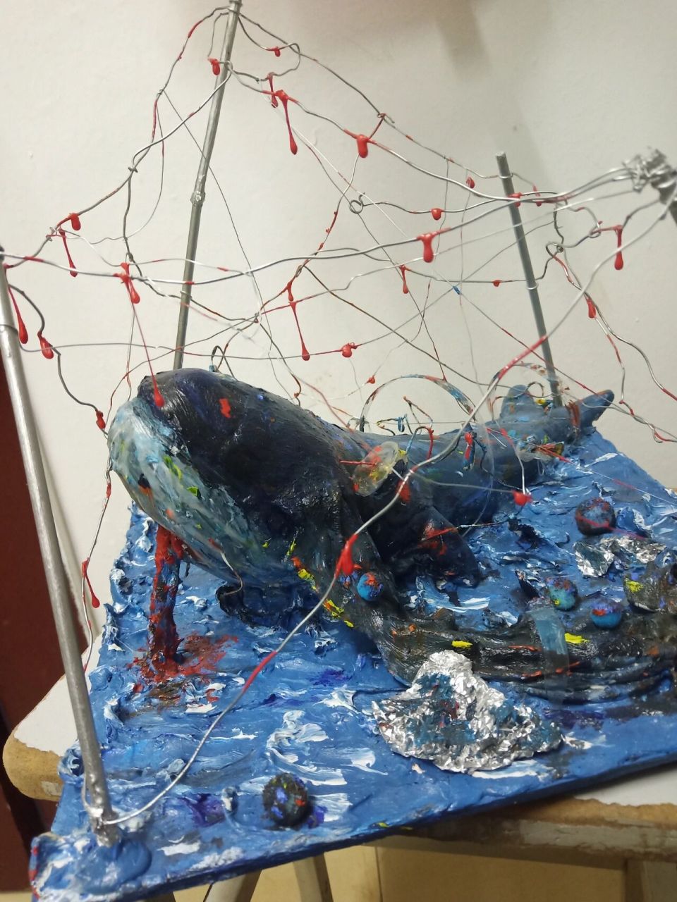 被困的鲸鱼(立体构成作业) 主题:保护海洋 鲸鱼生活在污染的海水中
