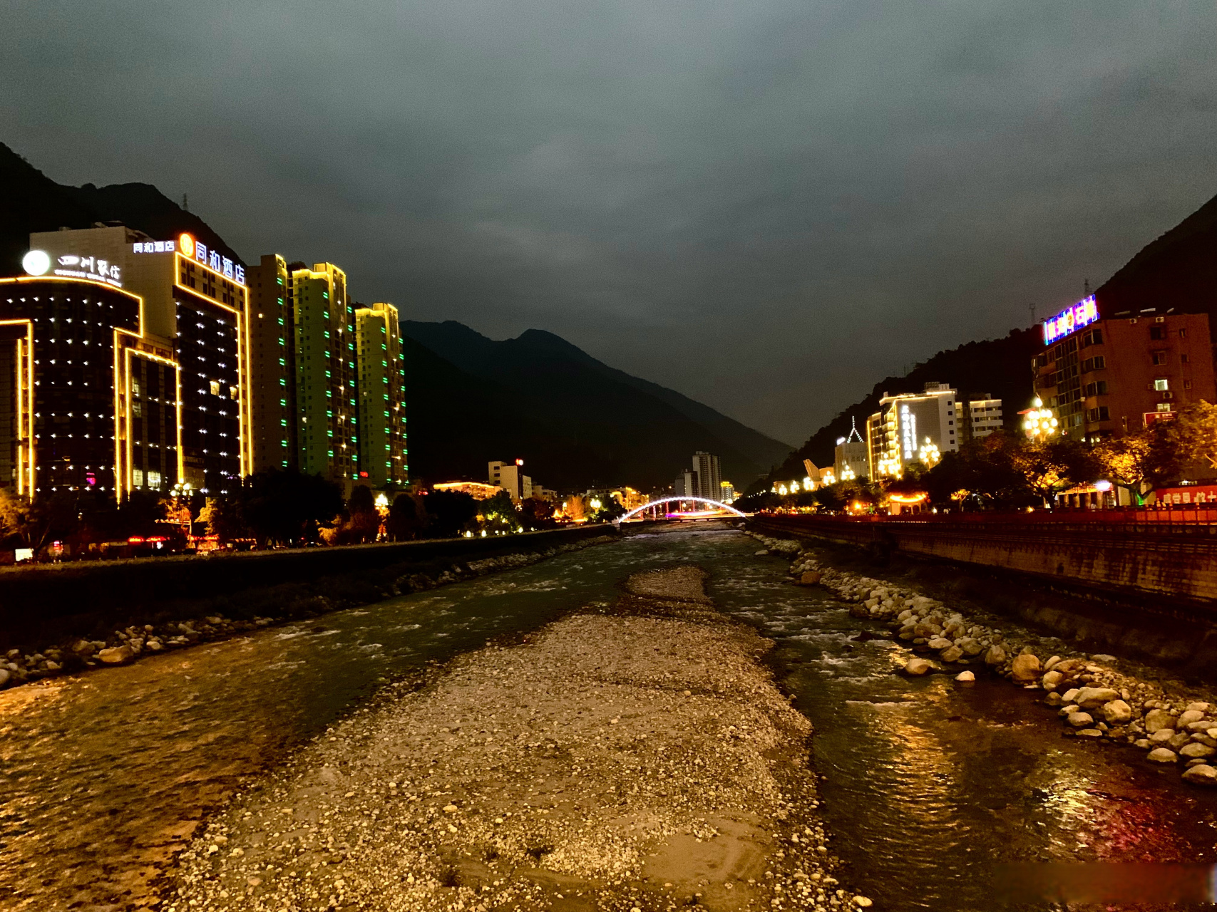 酒店的周边,石棉的夜景,大渡河哗哗的水流声
